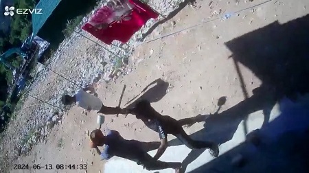 Nhóm đối tượng đập phá chốt bảo vệ rừng bị camera quay lại. Ảnh: Thanh Tuấn 