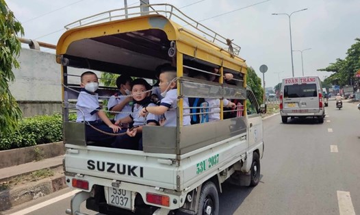 Xe ôtô đưa rước học sinh trên địa bàn TPHCM. Ảnh: Minh Quân

