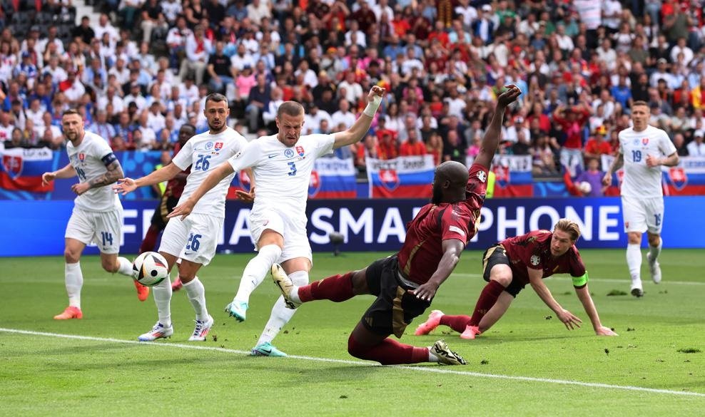 Romelu Lukaku bỏ lỡ 2 cơ hội liên tiếp. Ảnh: UEFA
