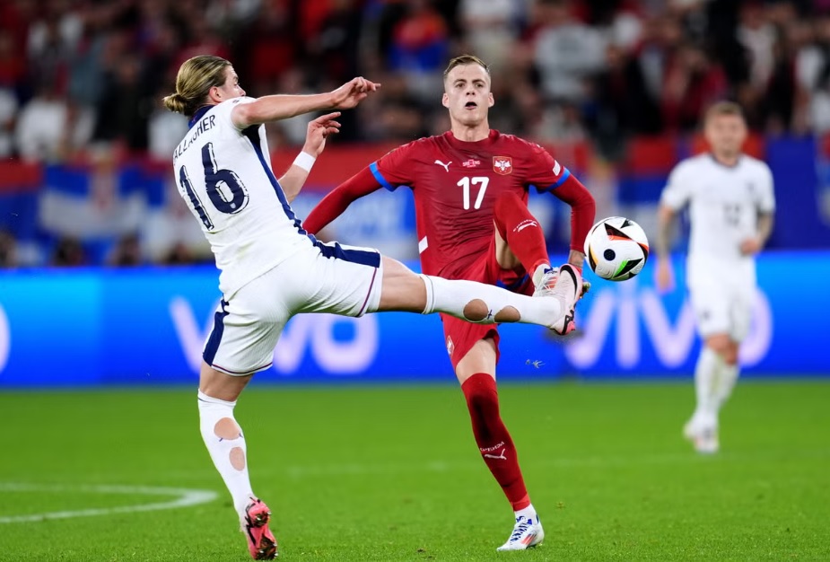 Các cầu thủ Anh thường xuyên sử dụng phương pháp cắt lỗ thủng trên tất của họ. Ảnh: The Independent