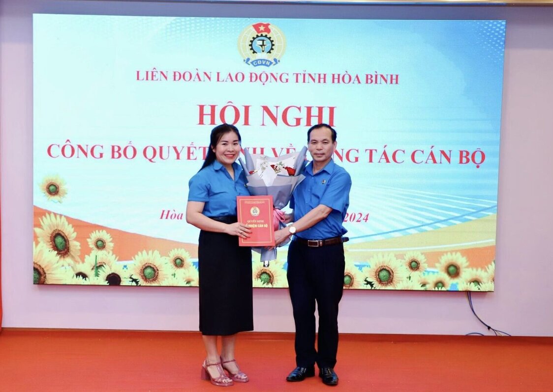 Lãnh đạo LĐLĐ tỉnh Hòa Bình công bố Quyết định bổ nhiệm bà Bùi Thị Bạch Tuyết giữ chức vụ Phó Trưởng ban Tuyên giáo – Nữ Công. Ảnh: Phạm Cường