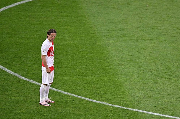Modric trầm ngâm sau màn trình diễn thất vọng của Croatia. Ảnh: AFP