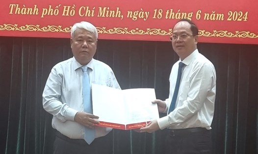 Ông Nguyễn Hồ Hải (bên phải) trao quyết định của Thành ủy  TPHCM cho ông Võ Khắc Thái. Ảnh: Nam Dương
