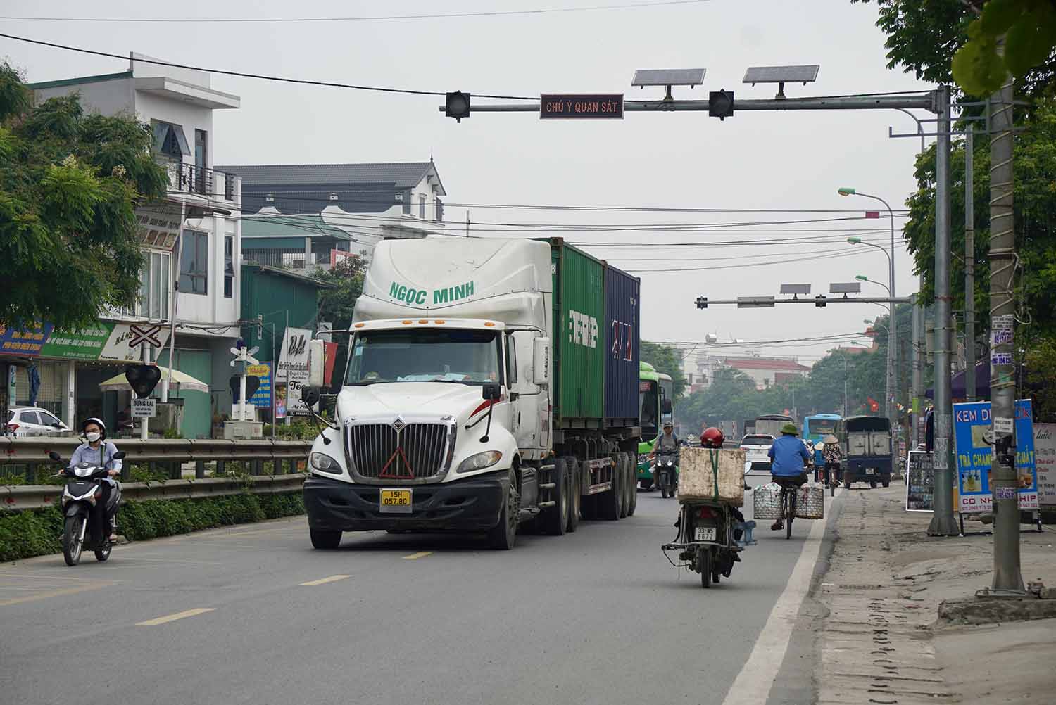 “Việc xe tải ép xe máy vào lề đã trở thành chuyện “như cơm bữa” ở đây. Nhất là về đêm, các đoàn xe ben, container... chạy như đua, bóp còi hơi inh ỏi khiến người đi đường hãi hùng” - anh Nguyễn Hữu Nam (33 tuổi, xã Hòa Nam, Ứng Hòa) nói. Vì vậy, khi hay tin Quốc lộ 21B sắp được đầu tư mở rộng, anh Ngọc và nhiều người dân dọc hai bên tuyến rất phấn khởi và mong dự án sớm được triển khai.