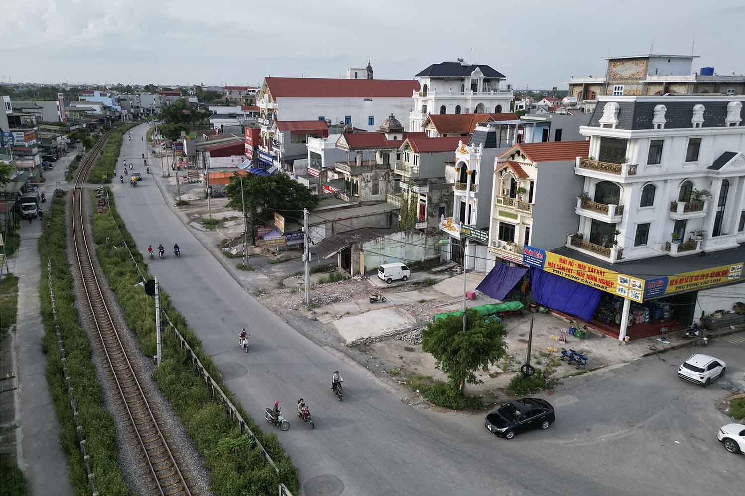 Lãnh đạo UBND huyện Phú Xuyên cho biết, công tác giải phóng mặt bằng dự án mở rộng Quốc lộ 1A đoạn qua thị trấn Phú Xuyên những ngày này được huyện quyết liệt vào cuộc, đặc biệt với khu vực gần ao nhà thờ giáo xứ Phú Mỹ dài khoảng 325,4m. Do vậy, UBND huyện rất cần sự phối hợp của người dân để sớm hoàn thành dự án phục vụ cho việc đi lại, giao thương hàng hóa, thúc đẩy phát triển kinh tế - xã hội.