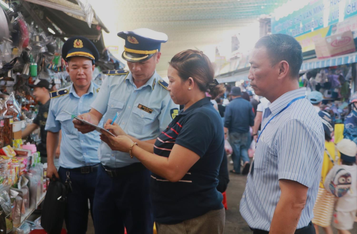  Các lực lượng chức năng kiểm tra, đảm bảo chất lượng sản phẩm, hàng hóa, dịch vụ phục vụ khách du lịch tại các chợ truyền thống ở Đà Nẵng. Ảnh: An Thượng
