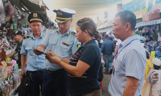 Các lực lượng chức năng kiểm tra, đảm bảo chất lượng sản phẩm, hàng hóa, dịch vụ phục vụ khách du lịch tại các chợ truyền thống ở Đà Nẵng. Ảnh: An Thượng