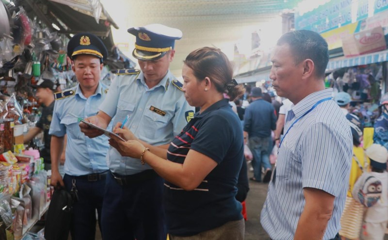 Các lực lượng chức năng kiểm tra, đảm bảo chất lượng sản phẩm, hàng hóa, dịch vụ phục vụ khách du lịch tại các chợ truyền thống ở Đà Nẵng. Ảnh: An Thượng