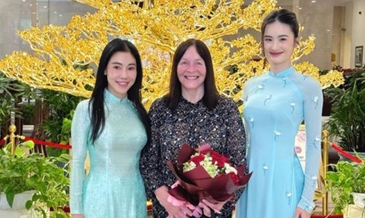 Hoa hậu Ý Nhi và bà Phạm Kim Dung đón Chủ tịch Miss World. Ảnh: SV.