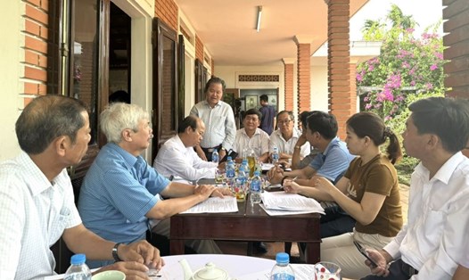 Chính quyền địa phương và các đơn vị liên quan tổ chức họp tại nhà riêng của họa sĩ Lê Bá Đảng để lên kế hoạch tổ chức triển lãm. Ảnh: H.Thơ.