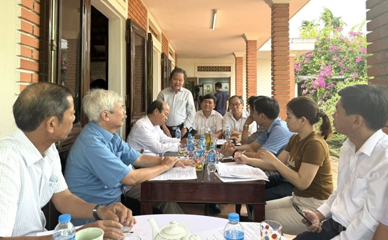 Chính quyền địa phương và các đơn vị liên quan tổ chức họp tại nhà riêng của họa sĩ Lê Bá Đảng để lên kế hoạch tổ chức triển lãm. Ảnh: H.Thơ.