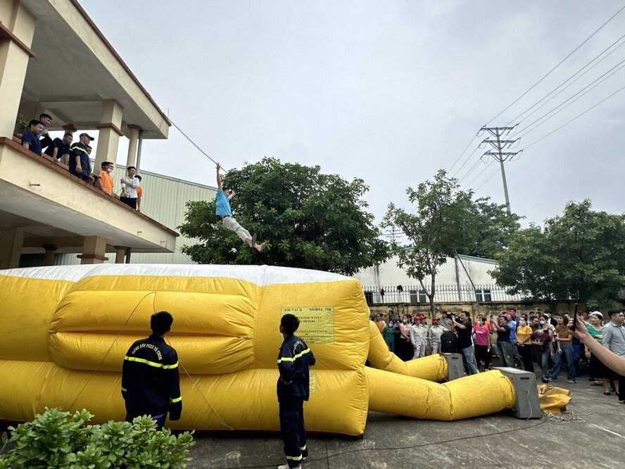 Hàng trăm công nhân lao động được tập huấn về phòng cháy chữa cháy. Ảnh: Công đoàn các KCN tỉnh Phú Thọ.