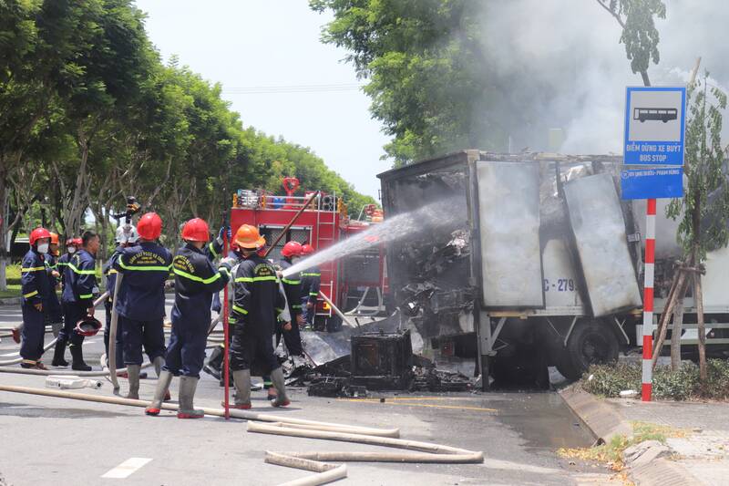 Lực lượng chức năng huy động nhiều xe chữa cháy cùng hàng chục cán bộ, chiến sĩ tham gia chữa cháy. Ảnh: Nguyễn Linh