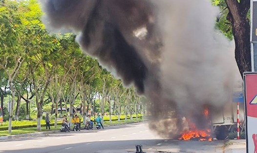 Xe tải đang đi thì bốc cháy ở Đà Nẵng. Ảnh: Nguyễn Linh
