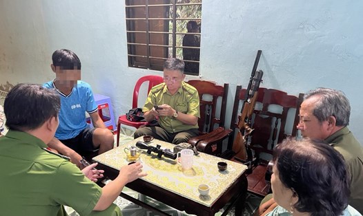 Cơ quan chức năng huyện Côn Đảo làm việc với đối tượng sử dụng súng săn. Ảnh: VQGCĐ