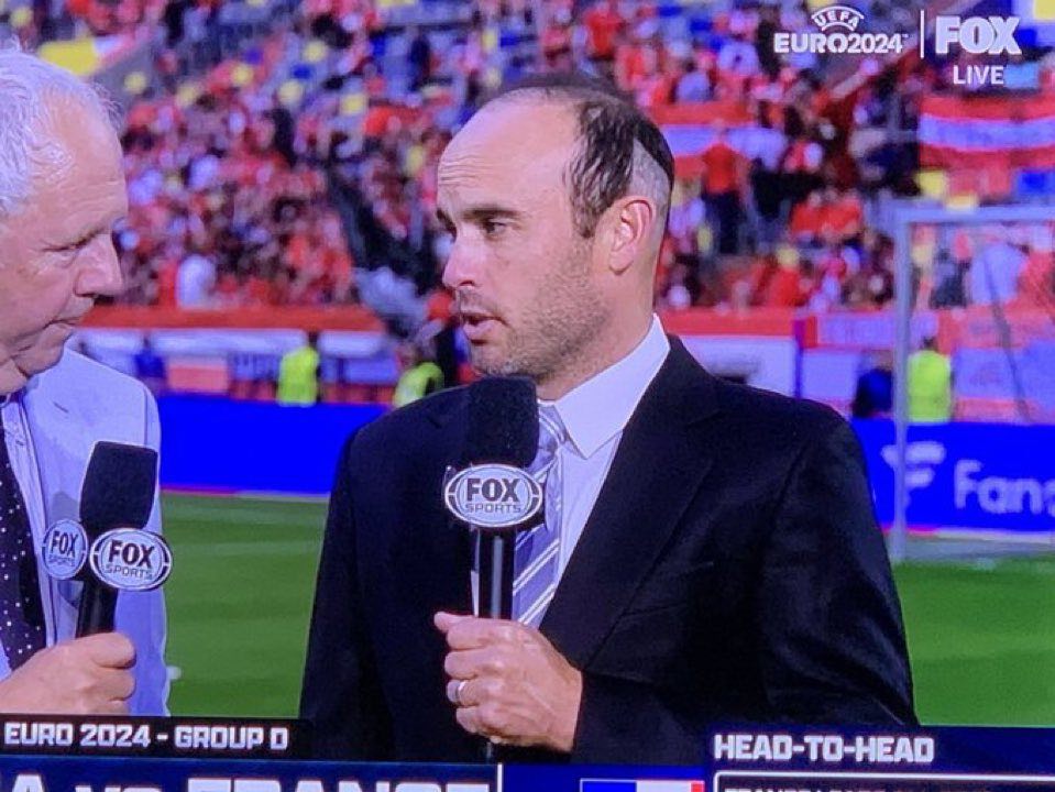 Landon Donovan xuất hiện với mái tóc hói tại EURO 2024. Ảnh: Cắt từ video