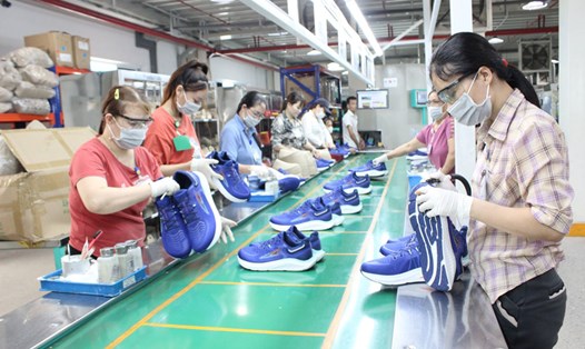 Người lao động tại các doanh nghiệp ở Vĩnh Phúc được trang bị đầy đủ phương tiện bảo hộ trong quá trình sản xuất. Ảnh: Kim Ly