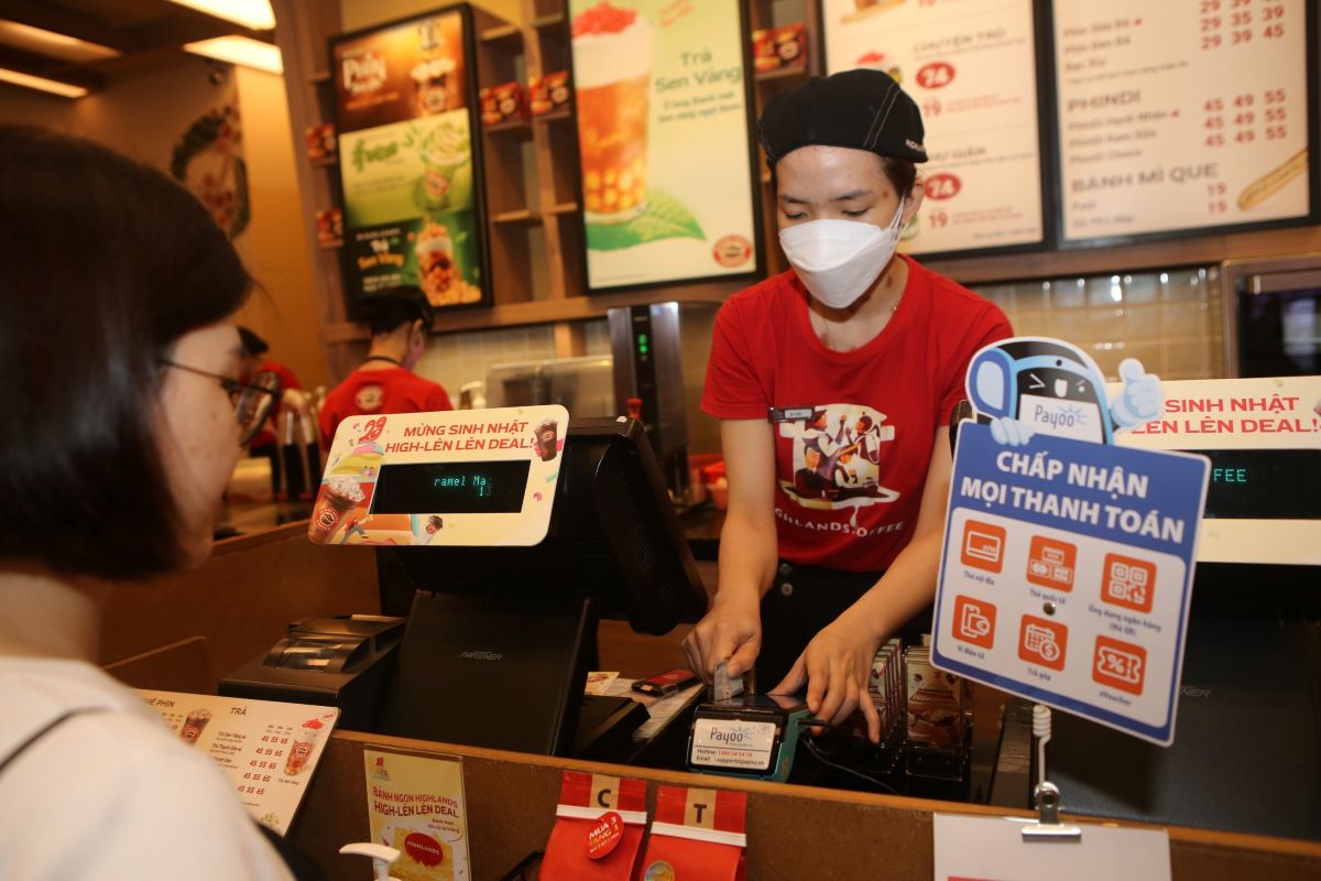 Đi cùng với sự hồi phục về kinh tế, thanh toán không tiền mặt qua nền tảng Payoo tăng trưởng ấn tượng. Ảnh: Phan Tâm