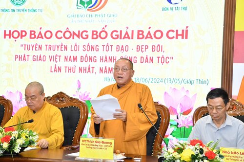 Hòa thượng Thích Gia Quang trao đổi tại buổi lễ công bố Giải Báo chí toàn quốc viết về Phật giáo. Ảnh: BTC
