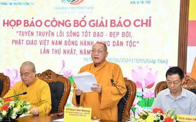 Hòa thượng Thích Gia Quang trao đổi tại buổi lễ công bố Giải Báo chí toàn quốc viết về Phật giáo. Ảnh: BTC