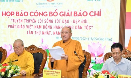 Hòa thượng Thích Gia Quang trao đổi tại buổi lễ công bố Giải Báo chí toàn quốc viết về Phật giáo. Ảnh: BTC
