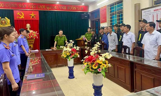 Tống đạt các quyết định khởi tố bị can tại Văn phòng Cơ quan Cảnh sát điều tra Công an tỉnh Nam Định. Ảnh: Xuân Thu