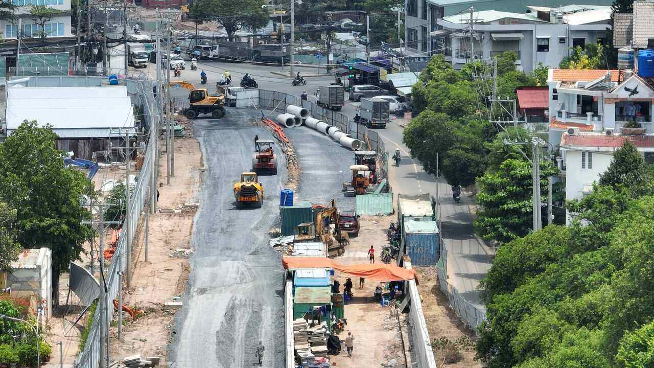  Phần thi công mặt đường nối Trần Quốc Hoàn ra Cộng Hoà lộ diện với mặt đường rộng 6 làn xe. Nhà thầu đang đẩy nhanh tiến độ các hạng mục hạ tầng kỹ thuật như thoát nước, chiếu sáng, bó vỉa hè..