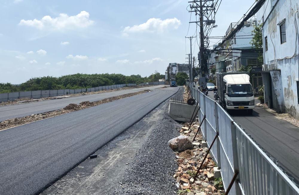   Tại điểm đầu dự án giáp đường Cộng Hòa đã thi công xong phần nền đoạn đường dài gần 500m, chạy song song với đường C12.