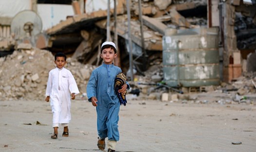 Một cậu bé người Palestine đi tham gia buổi cầu nguyện Eid al-Adha buổi sáng ở Khan Yunis, phía nam Dải Gaza. Ảnh: AFP