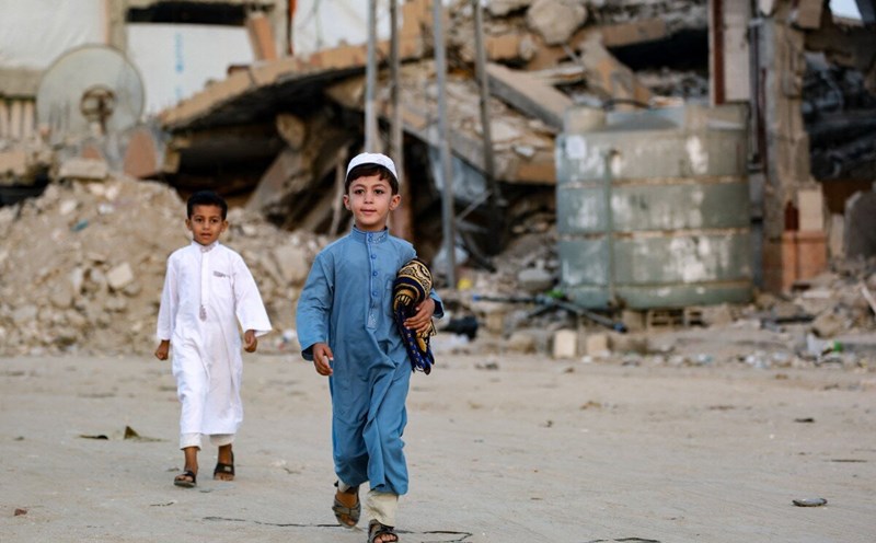Một cậu bé người Palestine đi tham gia buổi cầu nguyện Eid al-Adha buổi sáng ở Khan Yunis, phía nam Dải Gaza. Ảnh: AFP