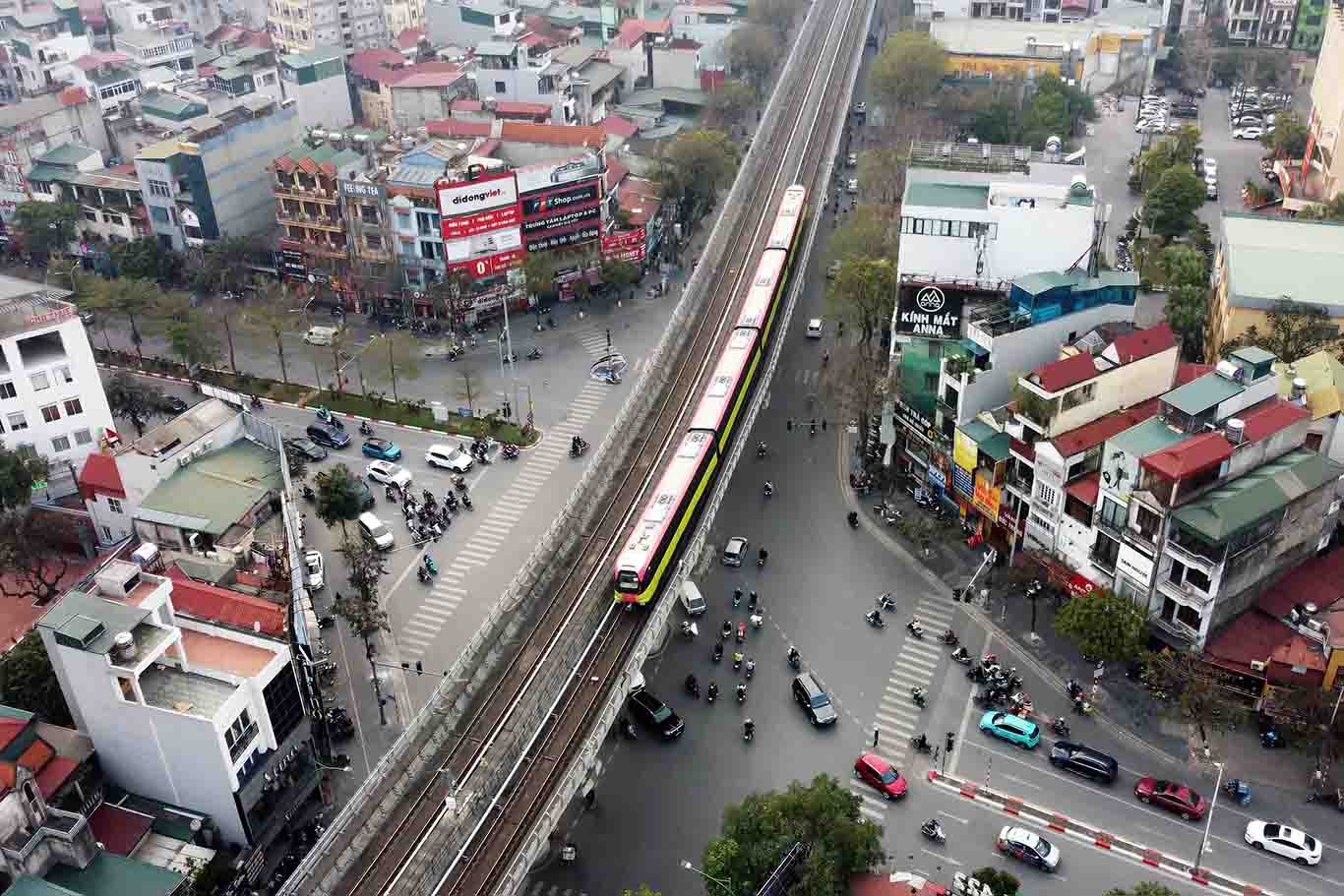 Metro Nhổn - Ga Hà Nội đi vào vận hành sẽ giúp giảm tải tình trạng ùn tắc trên tuyến. Ảnh: Tô Thế