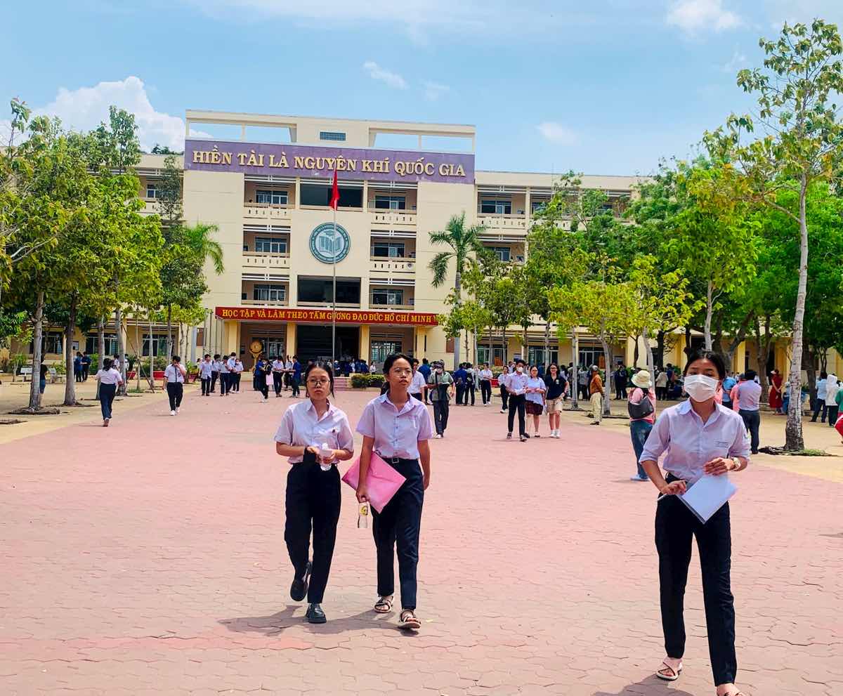 Các thí sinh dự thi tuyển sinh lớp 10 vào THPT chuyên Trần Hưng Đạo, Bình Thuận. Ảnh: Thanh Thủy