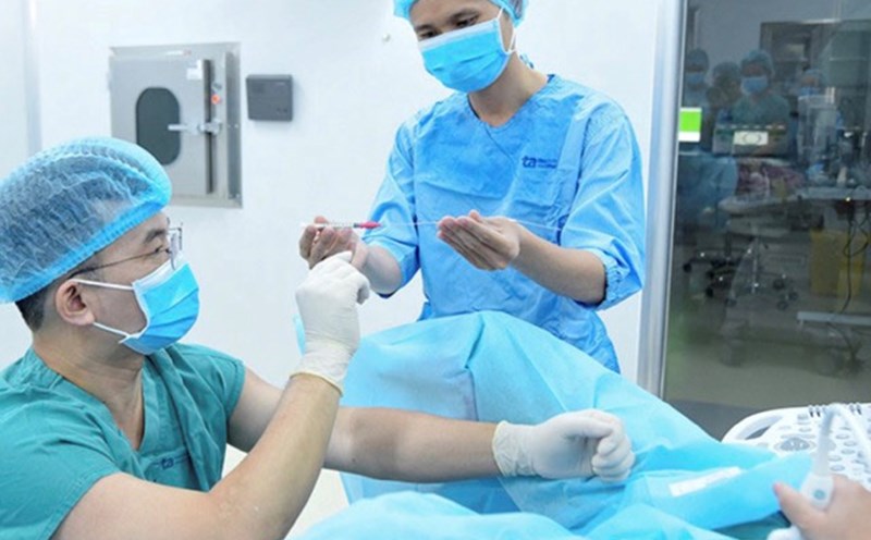 Các bác sĩ IVFTA đang thực hiện chuyển phôi cho người bệnh. Ảnh: PHONG LAN