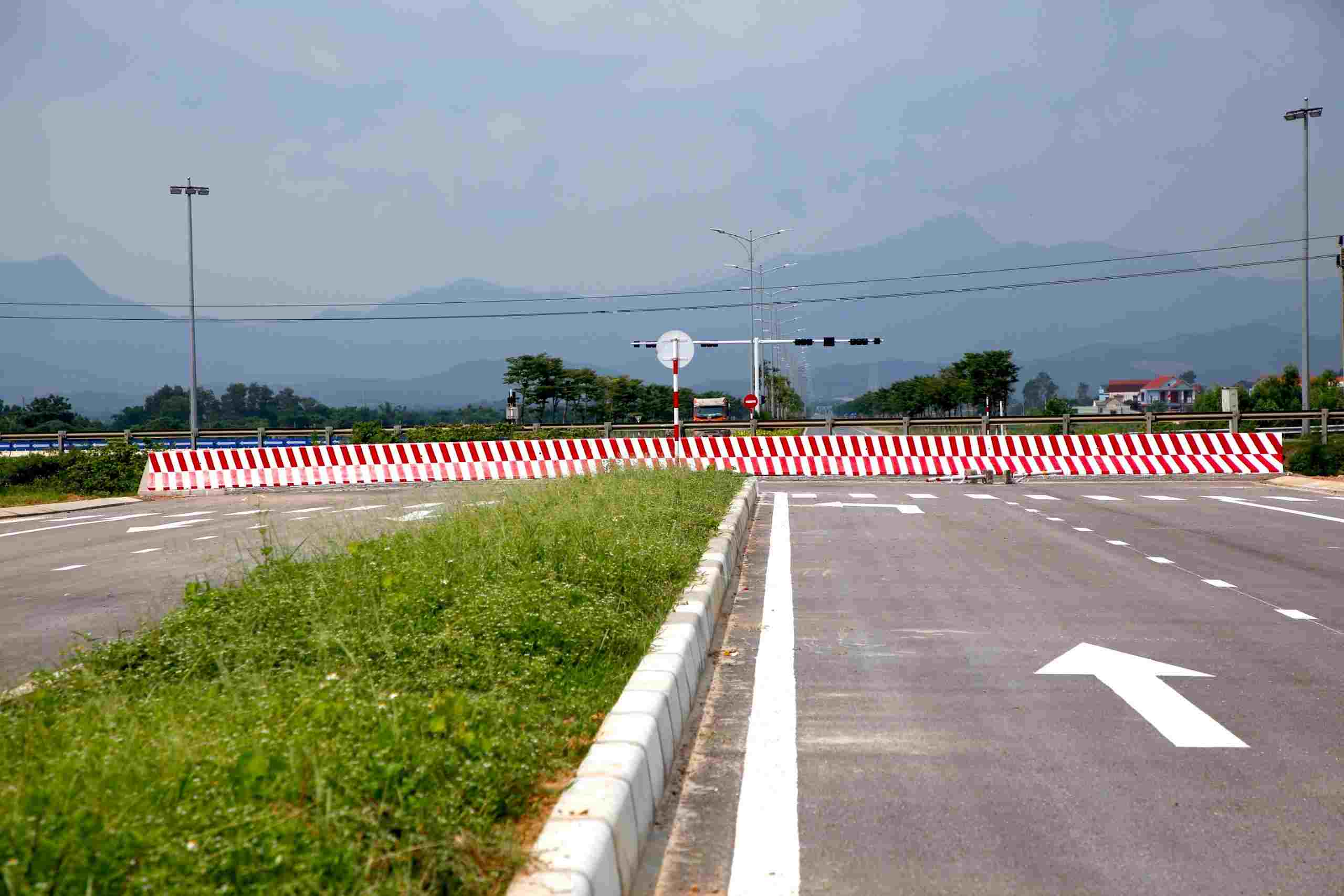 Tuyến đường Điện Biên Phủ từ cầu Nhật Lệ 2 (TP Đồng Hới, tỉnh Quảng Bình) đến đường tránh Quốc lộ 1 đoạn qua thành phố đang vướng trong quá trình đấu nối. Ảnh: Công Sáng