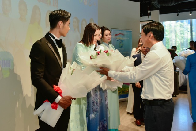 Ban tổ chức tặng hoa cho các nghệ sĩ, hoa hậu tham gia lễ hội. Ảnh: BTC