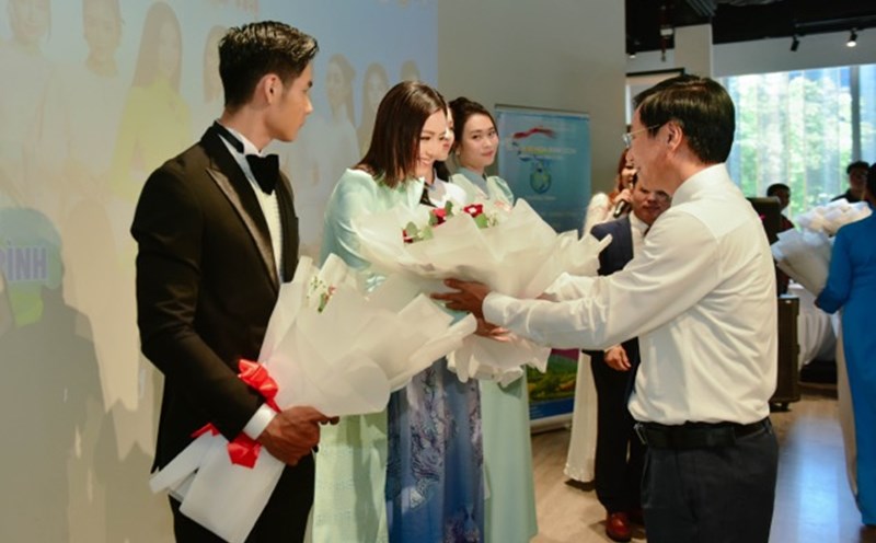 Ban tổ chức tặng hoa cho các nghệ sĩ, hoa hậu tham gia lễ hội. Ảnh: BTC