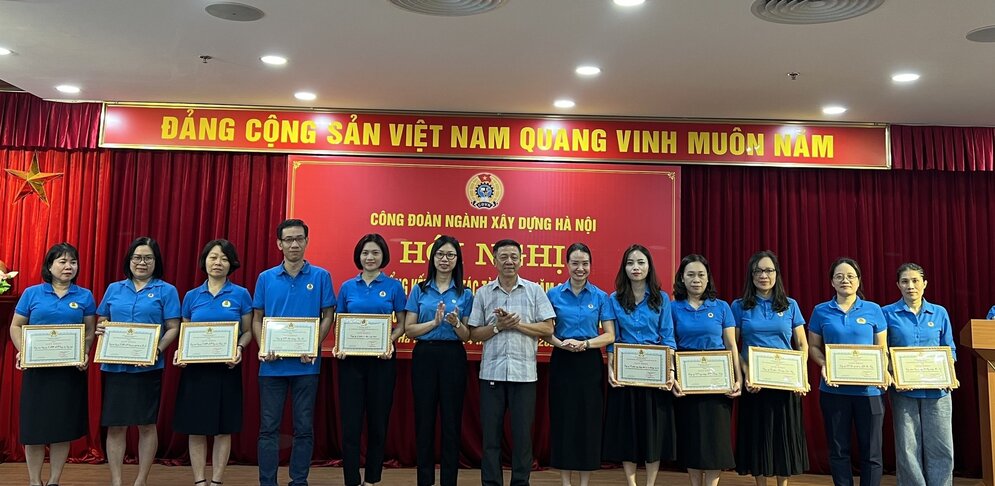 Công đoàn ngành Xây dựng Hà Nội khen thưởng về công tác tài chính Công đoàn năm 2023. Ảnh: CĐN