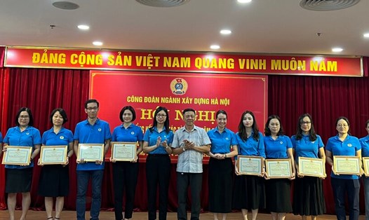 Công đoàn ngành Xây dựng Hà Nội khen thưởng về công tác tài chính Công đoàn năm 2023. Ảnh: CĐN
