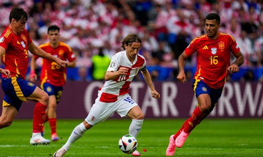 Luka Modric (áo sáng) và tuyển Croatia vẫn còn nhiều cơ hội để cạnh tranh vé đi tiếp. Ảnh: UEFA