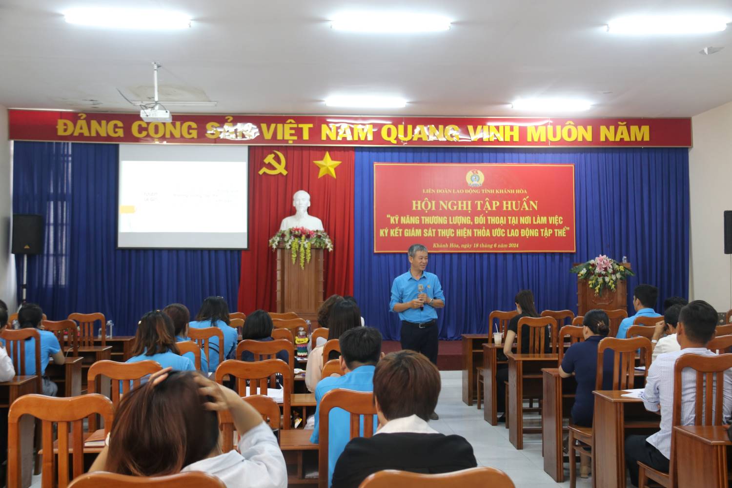 Khánh Hòa tập huấn về công tác thương lượng, đối thoại cho cán bộ công đoàn nòng cốt. Ảnh: P.Linh