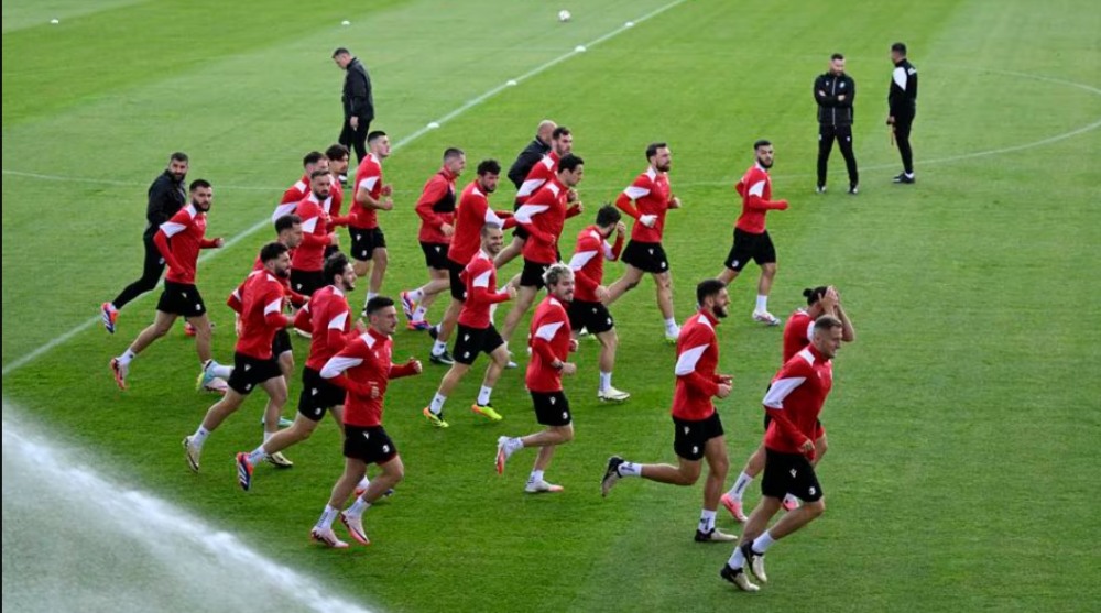 Đội tuyển Georgia khởi động. Ảnh: UEFA
