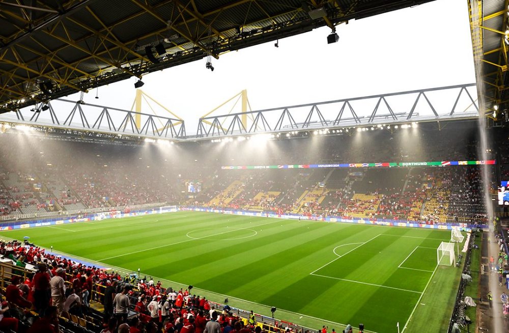 Trời đổ mưa to trước trận đấu tại Dortmund. Ảnh: BR Football