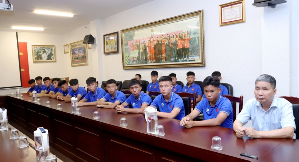 Buổi gặp mặt giữa lãnh đạo VFF và đội tuyển U16 Việt Nam. Ảnh: VFF