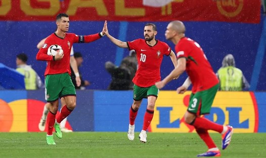 Cristiano Ronaldo chưa ghi bàn nhưng quan trọng là tuyển Bồ Đào Nha có 3 điểm ngày ra quân. Ảnh: UEFA