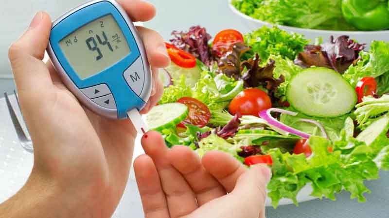 Chỉ ăn rau, không ăn cơm sẽ ảnh hưởng đến việc kiểm soát đường huyết. Đồ họa: Hạ Mây