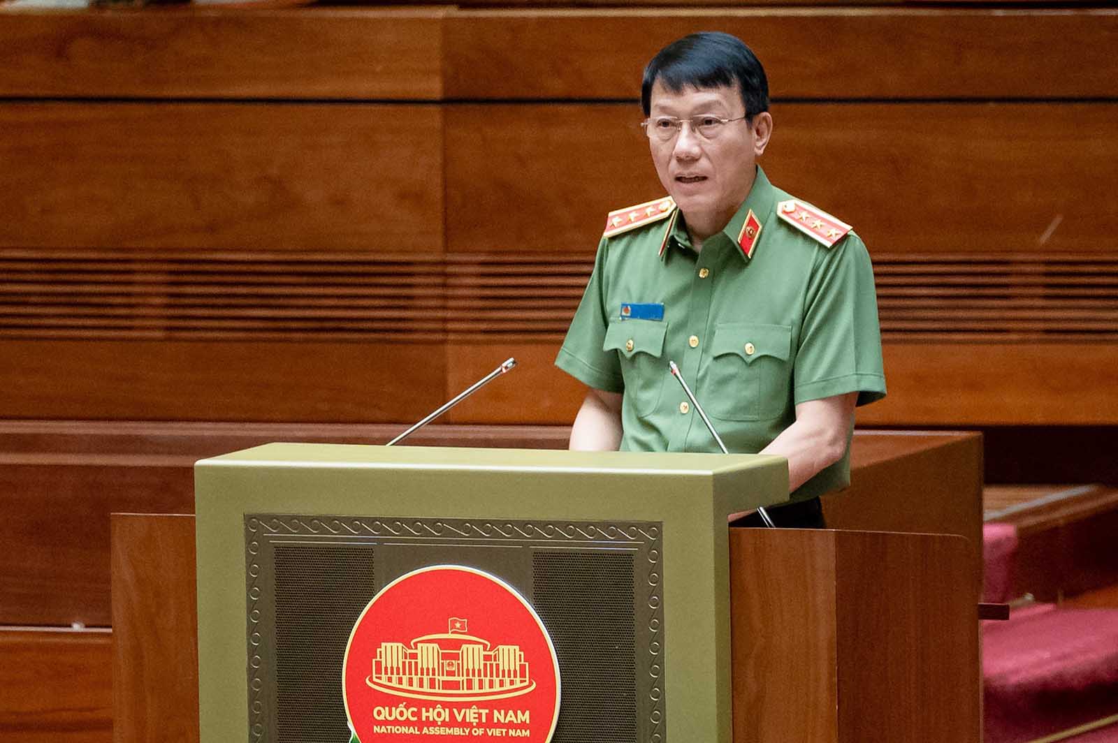 Thượng tướng Lương Tam Quang - Bộ trưởng Bộ Công an trình bày tờ trình tại phiên họp. Ảnh: Quốc hội 
