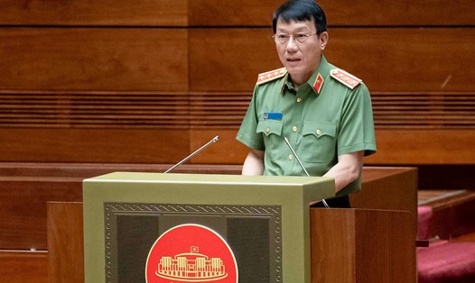 Thượng tướng Lương Tam Quang - Bộ trưởng Bộ Công an trình bày tờ trình tại phiên họp. Ảnh: Quốc hội 