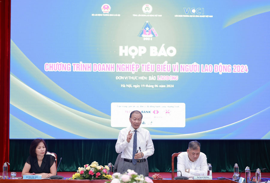 Phó Chủ tịch Liên đoàn Thương mại và Công nghiệp Việt Nam (VCCI) - ông Hoàng Quang Phòng - phát biểu tại buổi họp báo. Ảnh: Hải Nguyễn