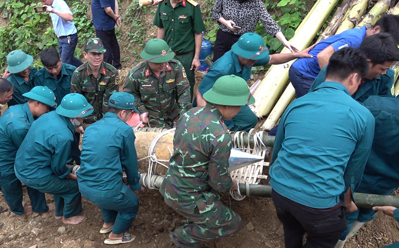 Lực lượng chức năng tiến hành hủy nổ quả bom phát hiện tại huyện Văn Yên, Yên Bái. Ảnh: Đơn vị cung cấp