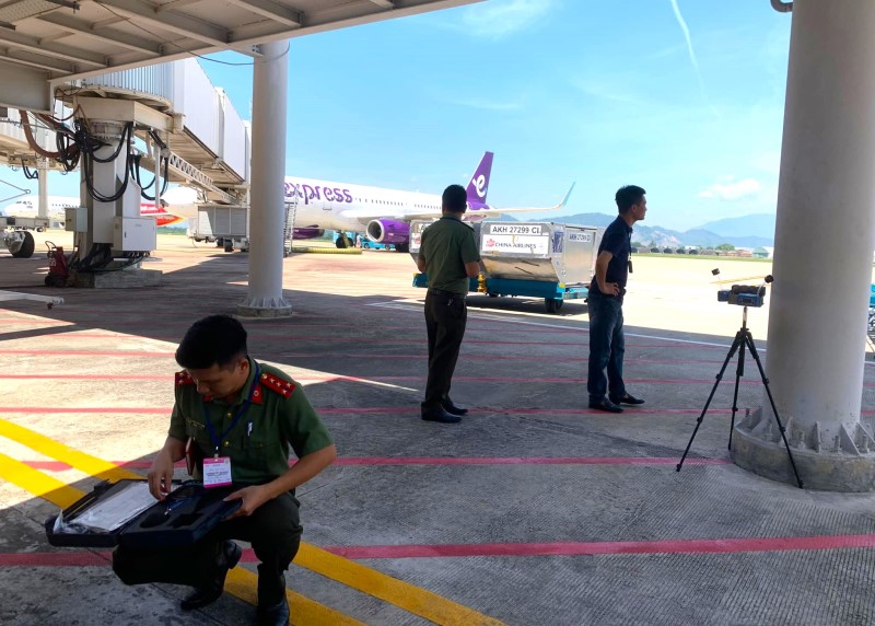 Tiến hành quan trắc môi trường tại sân bay Đà Nẵng. Ảnh: Sông Hàn